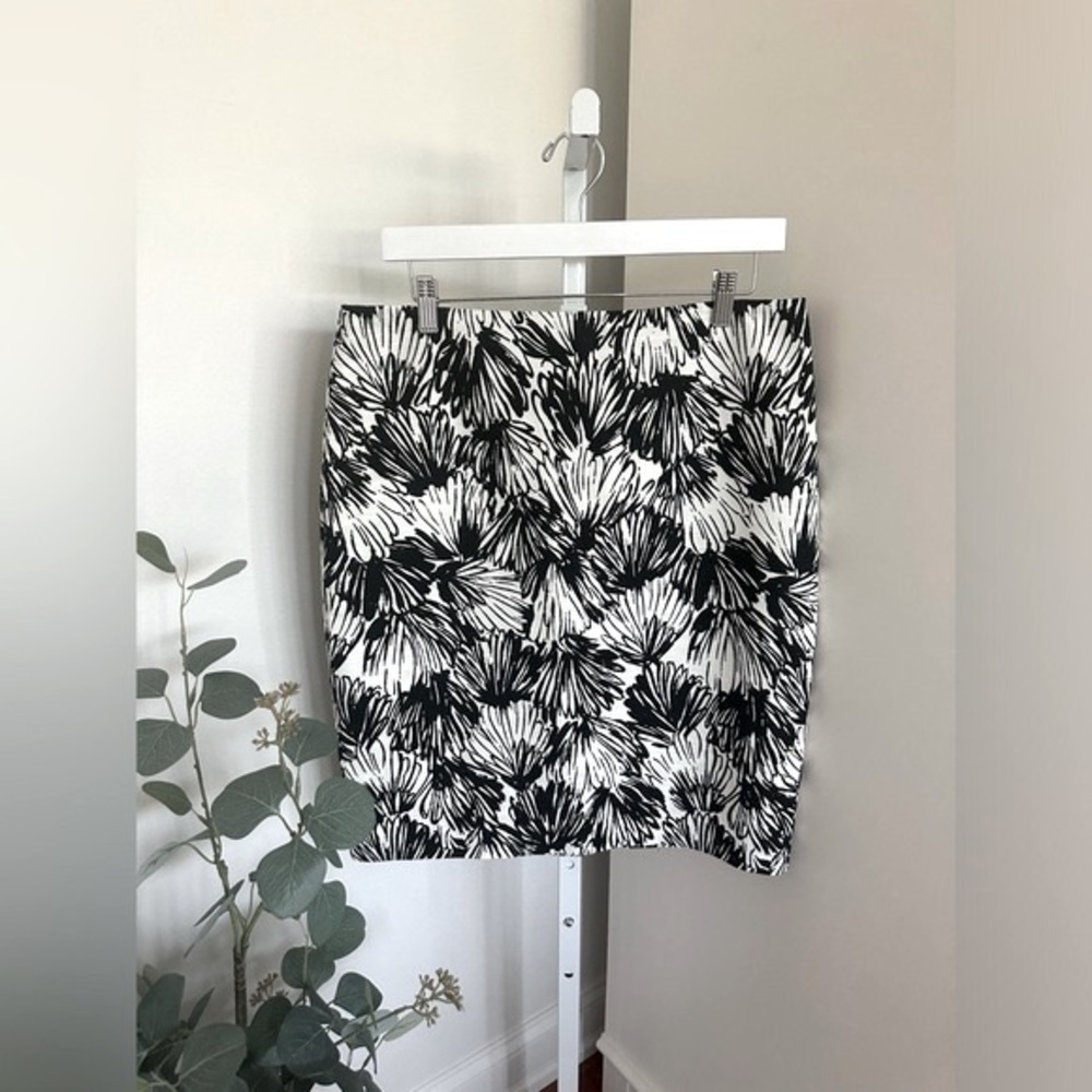 Ann Taylor Women's Black and White Floral Pencil Skirt Size 10